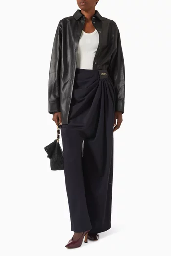 بلوزة بلا أكمام مطرزة بشعار الماركة حرير مضلع