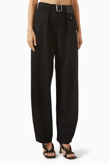 بنطال بشعار الماركة وحزام