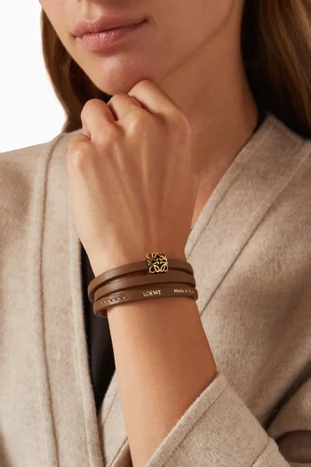 سوار بتصميم ملفوف بشعار الماركة جلد