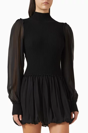 فستان بأكمام شفافة