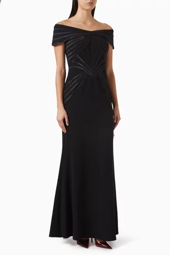 فستان سهرة بطيّات وأكتاف مكشوفة كريب