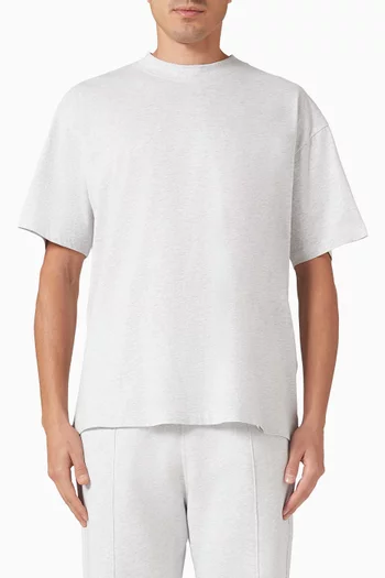 تي شيرت بقصة فضفاضة وشعار حرف الماركة قطن