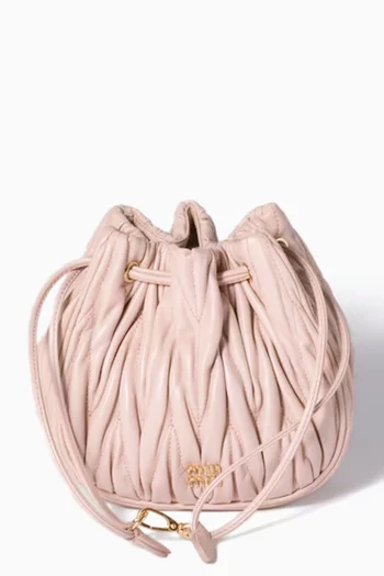 حقيبة صغيرة برباط تضييق وشعار الماركة جلد نابا مبطن