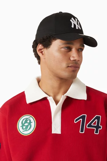 كاب إسنشالز بتصميم 9FORTY وشعار نيويوك يانكيز