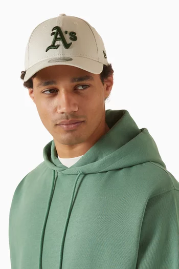 كاب بتصميم 9FORTY وشعار أوكلاند أثلاتكس