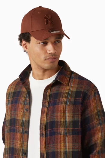 كاب ام ال بي ليج إسنشال بتصميم 9FORTY وشعار نيويوك يانكيز