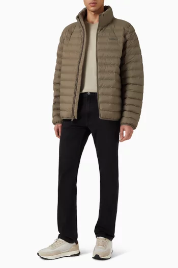 تي شيرت بفتحة رقبة مستديرة وشعار الماركة قطن