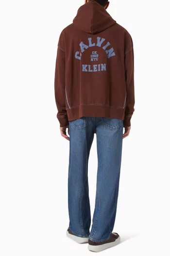 كنزة بغطاء رأس وشعار الماركة الكلاسيكي