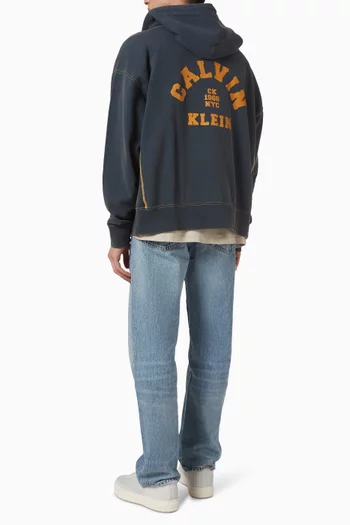 كنزة بغطاء رأس وشعار الماركة الكلاسيكي