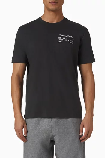 تي شيرت مزين بشعار الماركة قطن