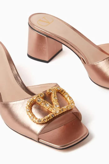 حذاء مفتوح بشعار حرف V جلد نابا لامع