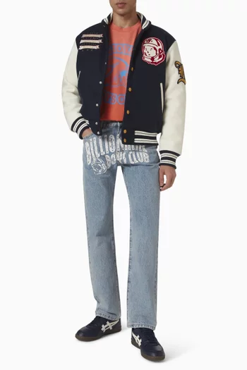 بنطال بشعار الماركة المقوس دينم