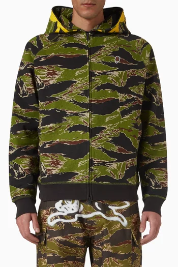 كنزة بغطاء رأس بنقشة جلد نمر مخططة بسحّاب