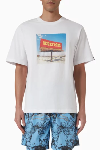 تي شيرت بطبعة لوحة إعلانية قطن