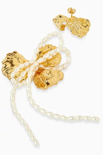 أقراط متدلية بتصميم غير متماثل مزينة بلؤلؤ معدن مطلي بلون ذهبي