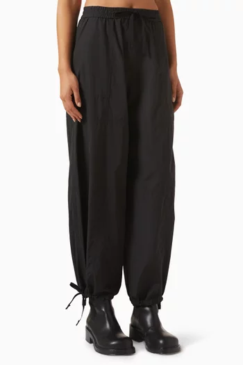 بنطال كارغو مزين بشعار زهرة البوكي 2.0 قماش معالج