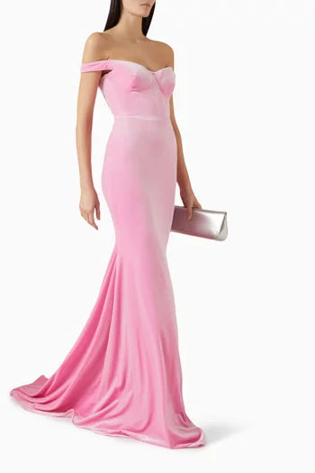 فستان بفتحة رقبة بأكتاف مكشوفة وصدرية مبطّنة مخمل