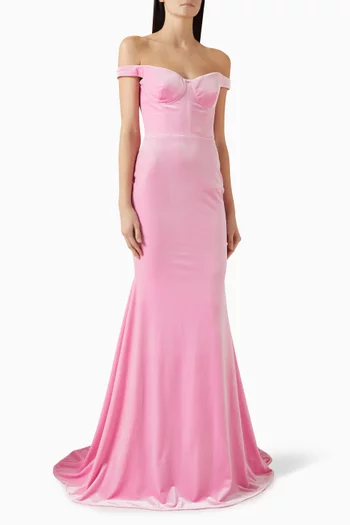 فستان بفتحة رقبة بأكتاف مكشوفة وصدرية مبطّنة مخمل