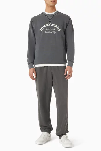 سويت شيرت بلون باهت وتطريز بشعار الماركة مقوس