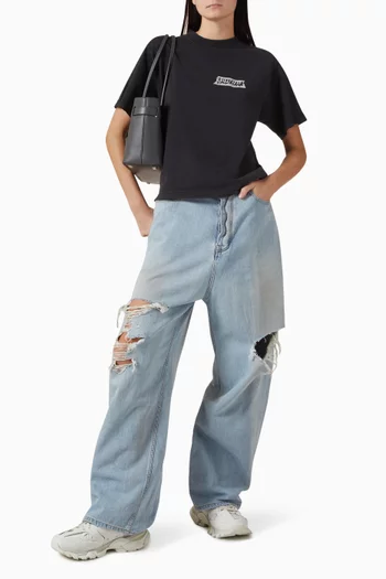 تي شيرت بقصة متوسطة الطول وأشرطة لاصقة بشعار الماركة جيرسيه