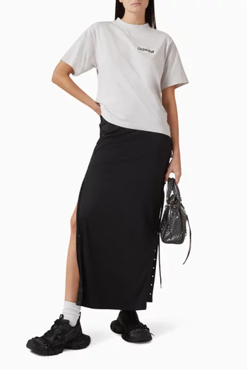 تي شيرت بقصة متوسطة الطول وأشرطة لاصقة بشعار الماركة جيرسيه