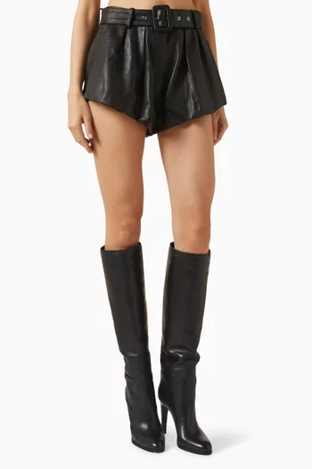 شورت قصير بحافة واسعة جلد