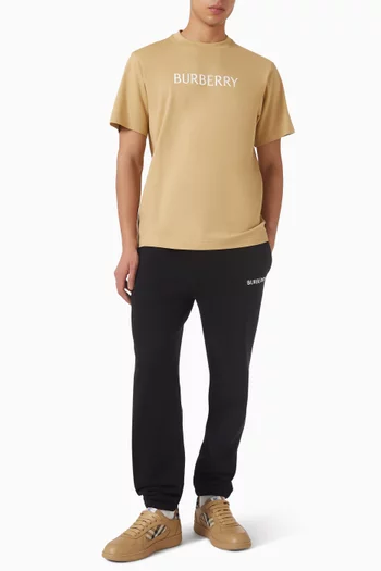 تي شيرت بشعار الماركة قطن