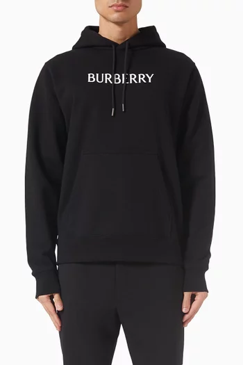 كنزة بغطاء رأس وشعار الماركة قطن