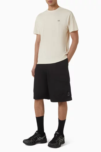 شورت بقصة مربعة وعدسة ونسيج مضلع دقيق