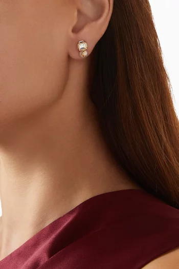 أقراط بتصميم مكعب مزينة بلؤلؤ وشعار JC معدن