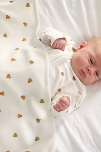 بطانية للأطفال الرضع بنقشة قلب قطن وبامبو