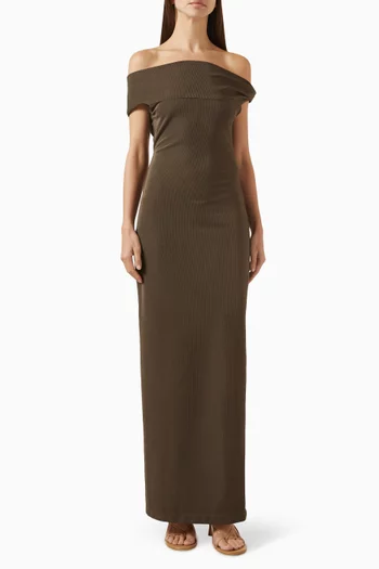 فستان بقصة ضيقة وأكتاف مكشوفة