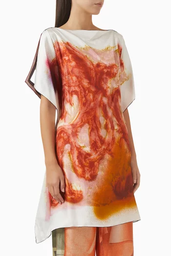 بلوزة كارلا بنمط تونيك مزينة بنقشة