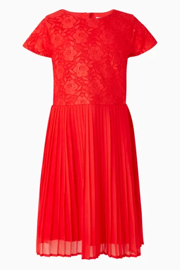 فستان بنقشة زهور وطيّات دانتيل