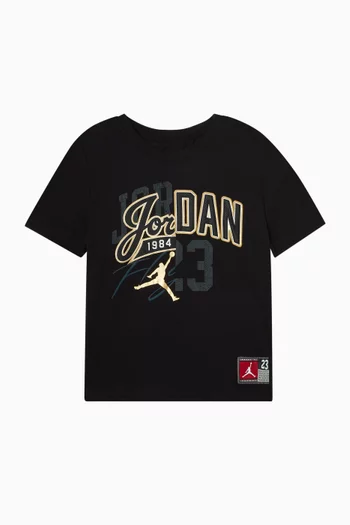 تي شيرت بتصميم جامعي وطبعات مقسومة