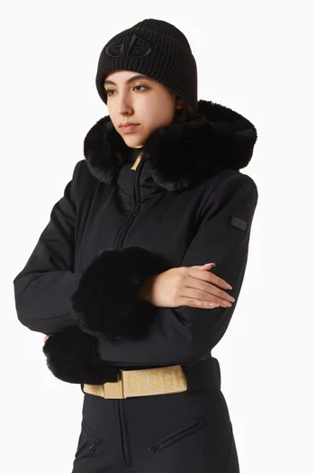 قبعة بيني فاليري منسوجة بشعار الماركة بملمس بارز