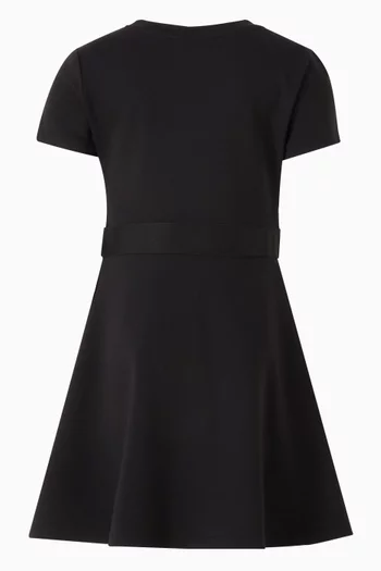 فستان بقصة ضيقة من أعلى وواسعة من أسفل