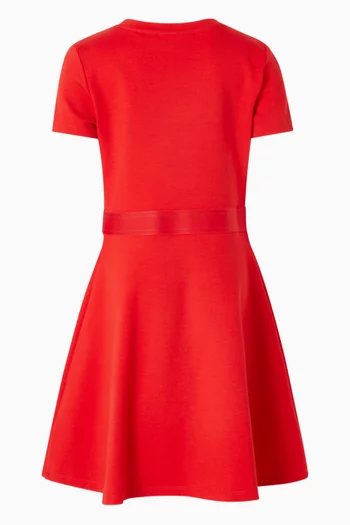 فستان بقصة ضيقة من أعلى وواسعة من أسفل