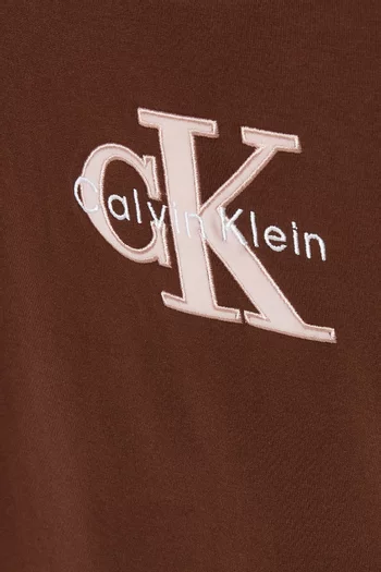 تي شيرت بقصة ضيقة وشعار الماركة قطن