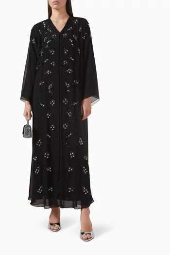 عباية مزينة بتطريزات قماش ندى