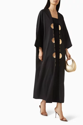 عباية بتفاصيل معدنية على الحواف