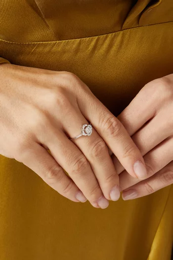 خاتم بتصميم زهرة مرصع بالماس ذهب أبيض عيار 18