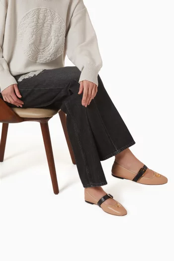 حذاء باليرينا بحلية ميدوسا جلد