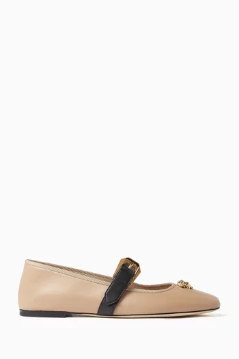 حذاء باليرينا بحلية ميدوسا جلد