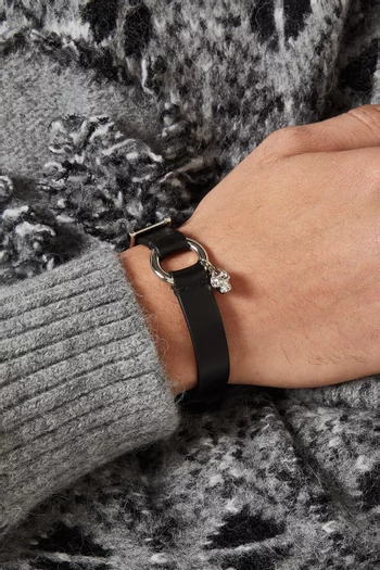 سوار بحلقة وحلية جمجمة