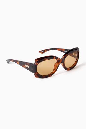 "Loveliness abold ode to vintage resort styling, oversized round silhouetteand three-dimensionally sculpted frame.":Brown    :One Size|219072572