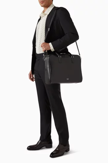 حقيبة عمل مينيمال بتصميم بسيط جلد