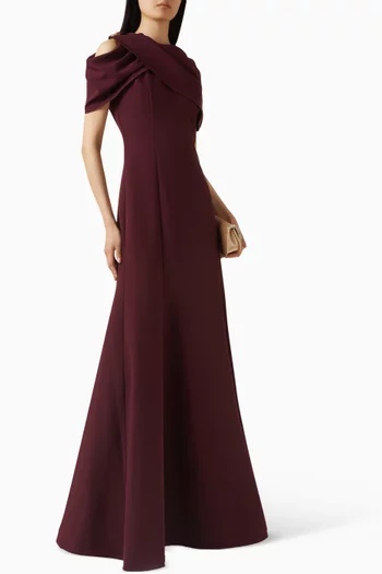 فستان سهرة بتطريزات وفتحات