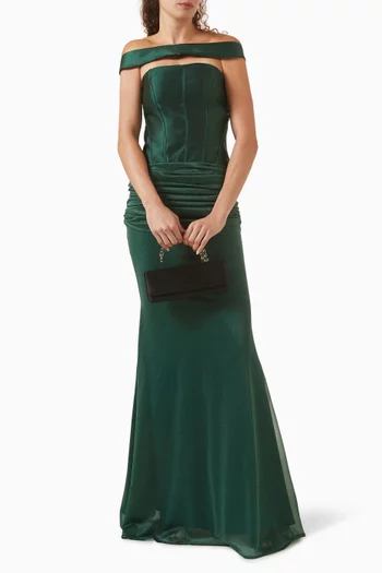 فستان طويل بتصميم مشّد بأكتاف مكشوفة