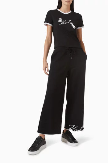 بنطال رياضي بحافة مطرزة بشعار الماركة